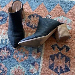 Report - Snake skin mules